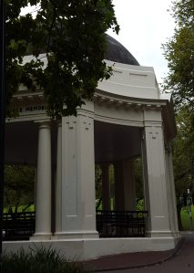 There are plenty of well proportioned, pleasingly designed neo-Classical buildinsg in Melbourne. This is one of them. The Ugly House was not that. 